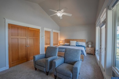 Rare opportunity to own a stunning furnished lakefront townhome - photo 15