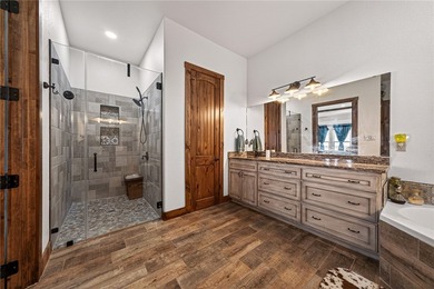 Luxury Lake Front 5 bed 3.5 bath home nestled at the south end - photo 17
