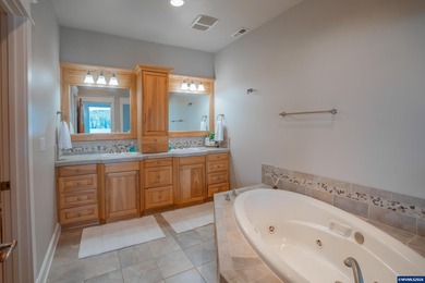 Rare opportunity to own a stunning furnished lakefront townhome - photo 17