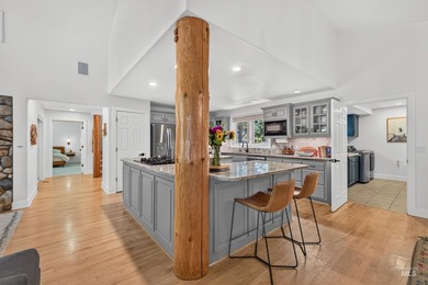 Timeless mountain lodge coupled with new mountain modern - photo 19