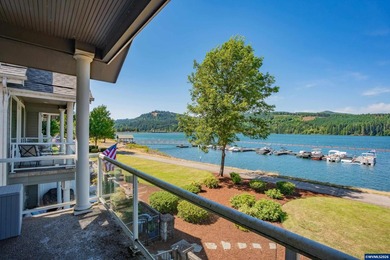 Rare opportunity to own a stunning furnished lakefront townhome - photo 19