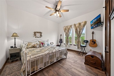 Luxury Lake Front 5 bed 3.5 bath home nestled at the south end - photo 20