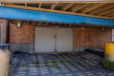 Opportunity for Lease or Purchase. This building has tremendous - photo 44
