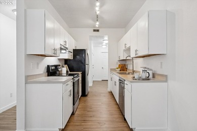 Charming, light-filled condo in the heart of Goose Hollow. This - photo 16