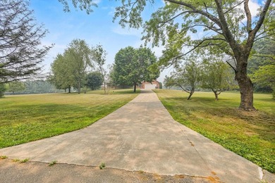 The drive in says it all! A long, tree-lined driveway leads to - photo 6