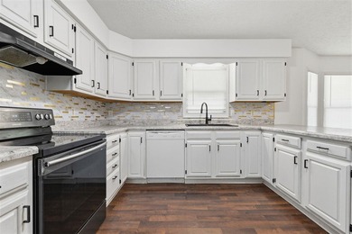 This beautiful 4 bedroom 2.5 bath home offers the perfect - photo 11