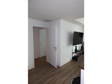 Great unit at Met 1 with stunning panoramic views of the city - photo 4