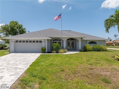 Welcome to this exceptional 3 bedroom + Den, 2 bath pool home - photo 3