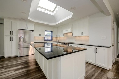 Welcome to this beautifully renovated 4 bedroom, 4.5 bathroom - photo 6