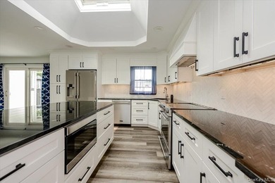 Welcome to this beautifully renovated 4 bedroom, 4.5 bathroom - photo 7