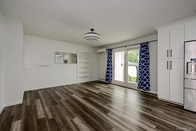 Welcome to this beautifully renovated 4 bedroom, 4.5 bathroom - photo 9