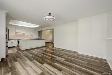 Welcome to this beautifully renovated 4 bedroom, 4.5 bathroom - photo 10