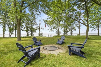 Lake life awaits! Enjoy 120' of prime Lake Winnebago frontage - photo 2
