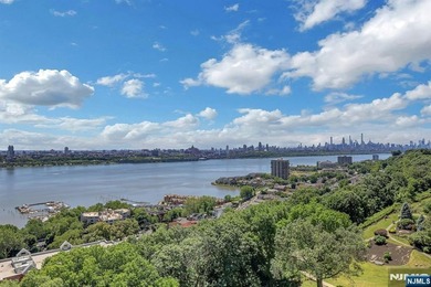 Welcome to this fabulous 2 bedroom and 2 full baths duplex up - photo 32