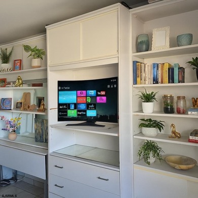 Move right in to this cozy beachfront Condo at the Island Club