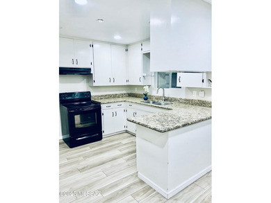 Beautiful 2 bedroom 2 bathroom townhome right on by golf course-