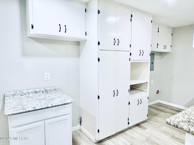 Beautiful 2 bedroom 2 bathroom townhome right on by golf course-