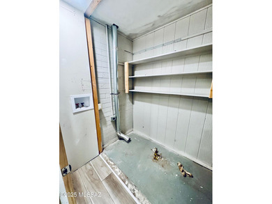 Beautiful 2 bedroom 2 bathroom townhome right on by golf course-