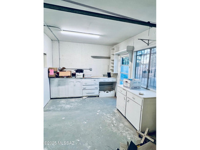 Beautiful 2 bedroom 2 bathroom townhome right on by golf course-