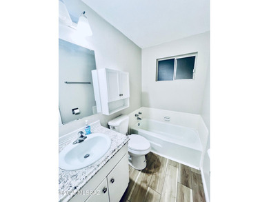 Beautiful 2 bedroom 2 bathroom townhome right on by golf course-