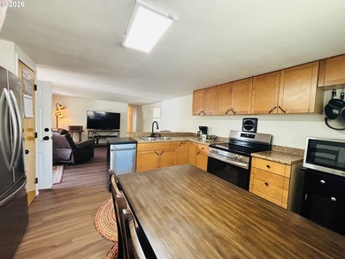 Beautifully remodeled, clean and move in ready! This charming 2 - photo 12