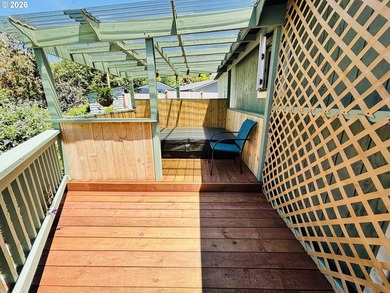 Beautifully remodeled, clean and move in ready! This charming 2 - photo 31