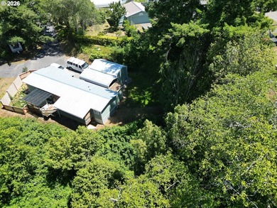 Beautifully remodeled, clean and move in ready! This charming 2 - photo 40