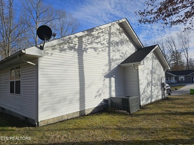 Well maintained home located in Lake Tansi is ready and waiting - photo 8