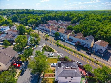 Beautifully maintained semi-detached corner single-family home - photo 33
