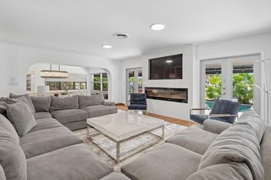 Perfectly positioned in prestigious Las Olas Isles, this - photo 3