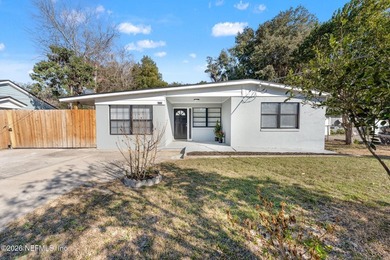 MUST SEE! Spacious 4-bedroom, 2.5-bath single-family home with 1 - photo 3