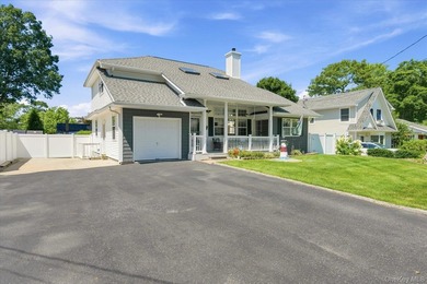 Impeccably maintained and better than new, this updated - photo 1