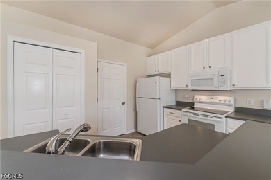 Discover this inviting 3-bedroom, 2-bathroom home offering 1,386 - photo 7