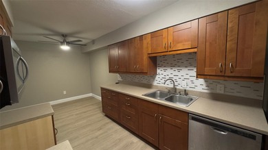 Ideal location in Canyon Creek. The unit has been recently - photo 3