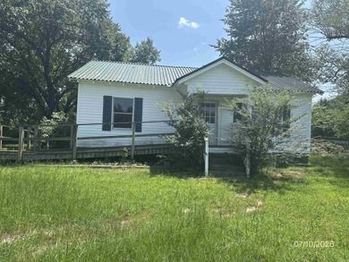 Cute little country house looking for people to make it into a - photo 1
