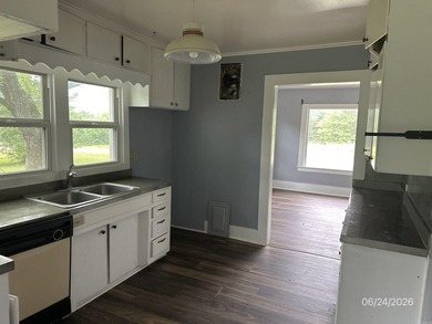 Cute little country house looking for people to make it into a - photo 7