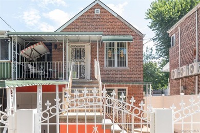 Well maintained 2 family home featuring a 2 bedroom apt with 1.5 - photo 1