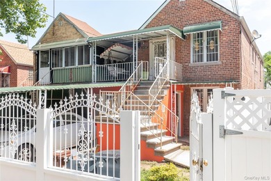Well maintained 2 family home featuring a 2 bedroom apt with 1.5 - photo 2
