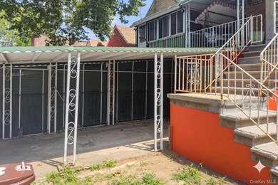 Well maintained 2 family home featuring a 2 bedroom apt with 1.5 - photo 3
