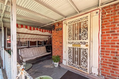 Well maintained 2 family home featuring a 2 bedroom apt with 1.5 - photo 7