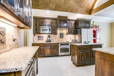 Step into this stunning 4-bedroom, 2-bathroom home with over 2 - photo 3