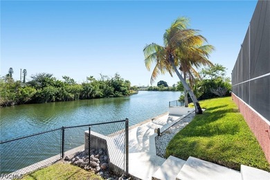 Luxury Waterfront Estate on a Rare Triple Lot - Fully Furnished - photo 9