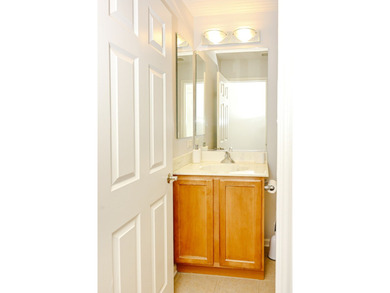 Light-filled and beautifully maintained, this move-in-ready - photo 11