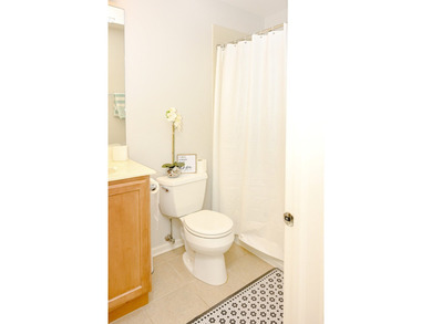 Light-filled and beautifully maintained, this move-in-ready - photo 12