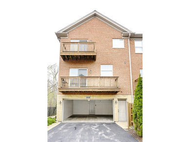 Light-filled and beautifully maintained, this move-in-ready - photo 15