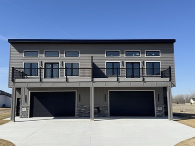 Welcome to luxury living redefined in Lakeshore Estates!! - photo 2