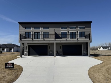 Welcome to luxury living redefined in Lakeshore Estates!! - photo 2