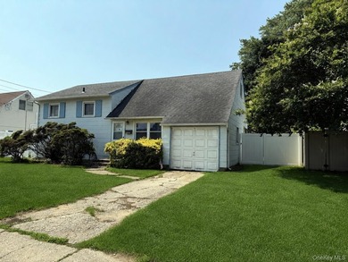 This 3 bedroom, 1 bathroom split level offers a living room - photo 2