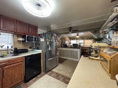 Cozy home located in Hillcrest MHC an age qualifying community - photo 8