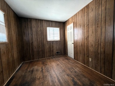 This 3 bedroom, 1 bathroom split level offers a living room - photo 9